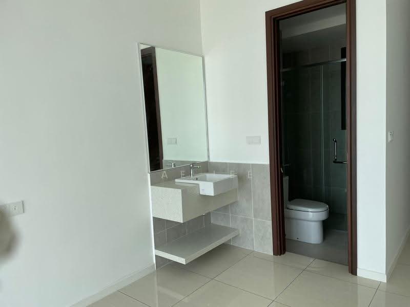 Kondominium untuk Dijual di Queens Residences Q2 @ Queens Waterfront - Jae Lee - Bathroom - PropertyGuru.com.my