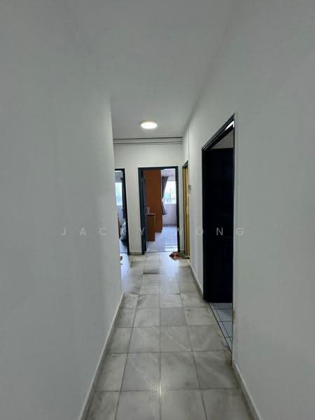 Kondominium untuk Dijual di Endah Regal Condominium - Jacky Wong - Corridor - PropertyGuru.com.my