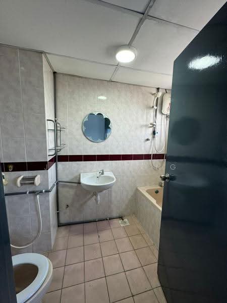 Kondominium untuk Dijual di Endah Regal Condominium - Jacky Wong - Bathroom - PropertyGuru.com.my