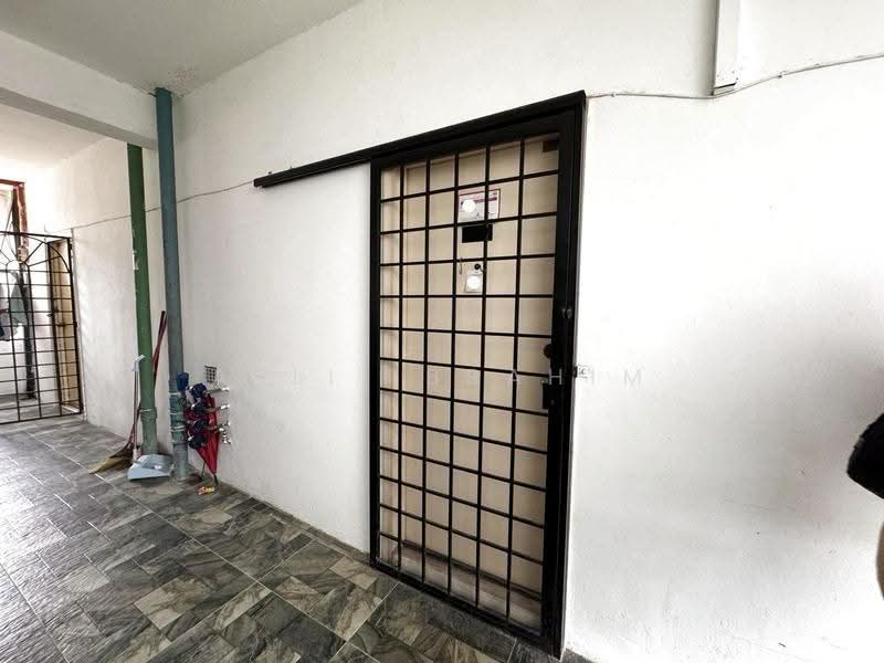 Pangsapuri untuk Dijual di Sri Melor (Mulberry Court) - Azli Ibrahim - Entrance - PropertyGuru.com.my