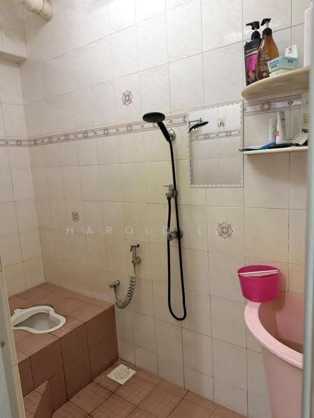 Flat for Sale at Taman Harbour View (Wisma KGN) - Harold Lee - Bathroom - PropertyGuru.com.my