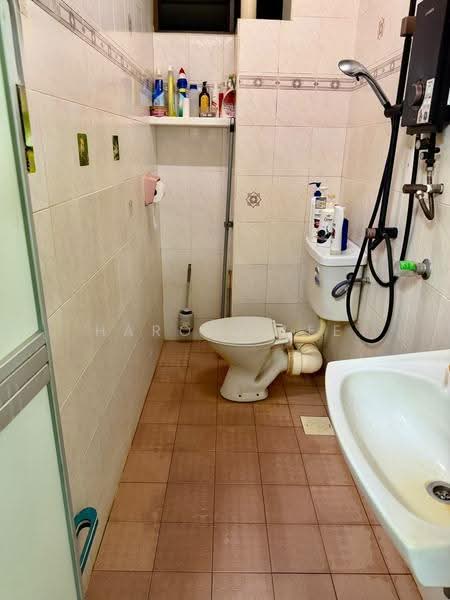 Flat for Sale at Taman Harbour View (Wisma KGN) - Harold Lee - Bathroom - PropertyGuru.com.my