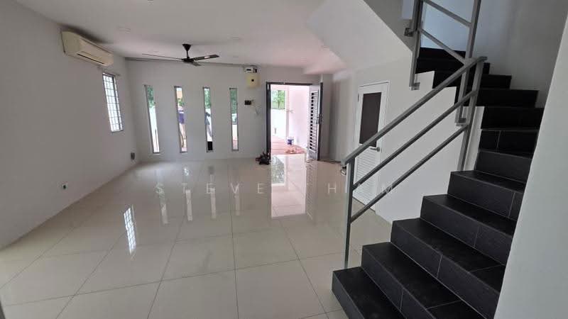Rumah Teres 2-Tingkat untuk Dijual di Bandar Putra Permai (Seri Kembangan) - Steve Tham - Living Room - PropertyGuru.com.my