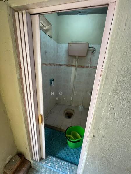 Shop / Office for Sale in Jalan Hang Jebat (Melaka) - Ching Linn Sei - Bathroom - PropertyGuru.com.my