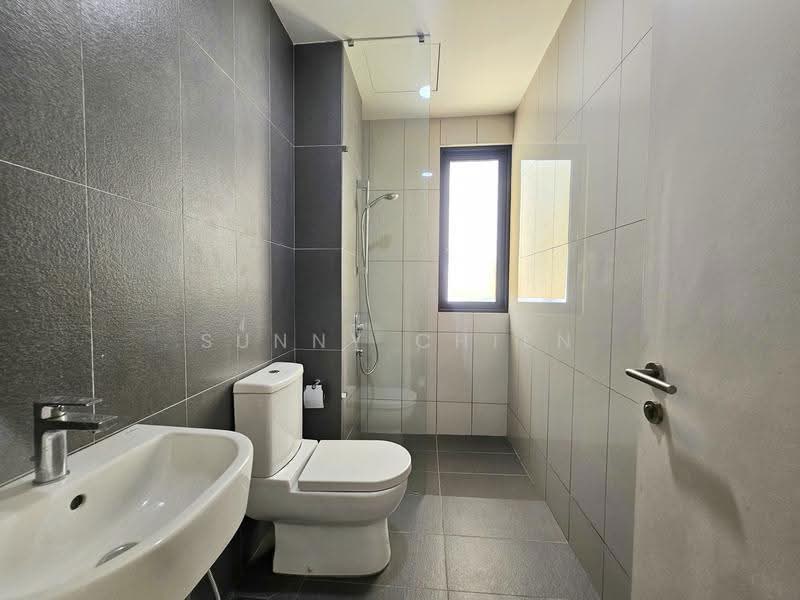 Rumah Teres untuk Dijual di Taman Bukit Serdang (Seri Kembangan) - Sunny Chien - Bathroom - PropertyGuru.com.my