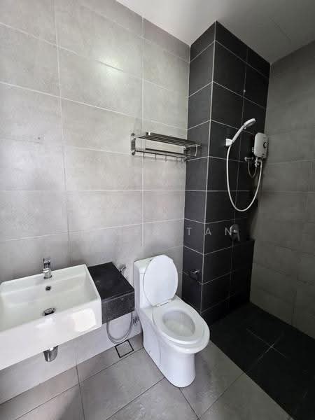 Kediaman Servis untuk Dijual di Urban Suites - James Tan - Bathroom - PropertyGuru.com.my