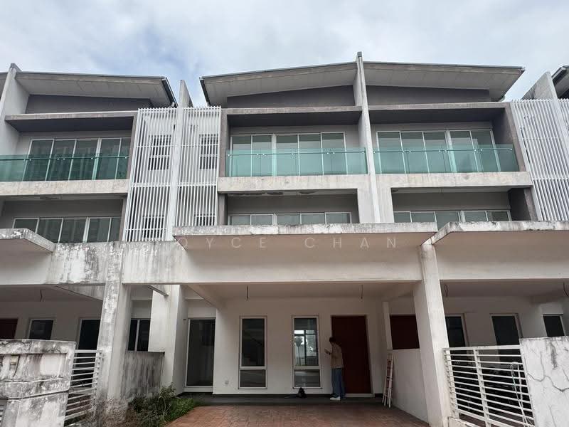 Rumah Teres 3-Tingkat untuk Dijual di Taman Subang Mas (Subang Jaya) - Joyce Chan - Exterior - PropertyGuru.com.my