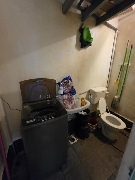 Rumah Flat untuk Dijual di Taman Pulai Utama - Johnson Chong - Bathroom - PropertyGuru.com.my
