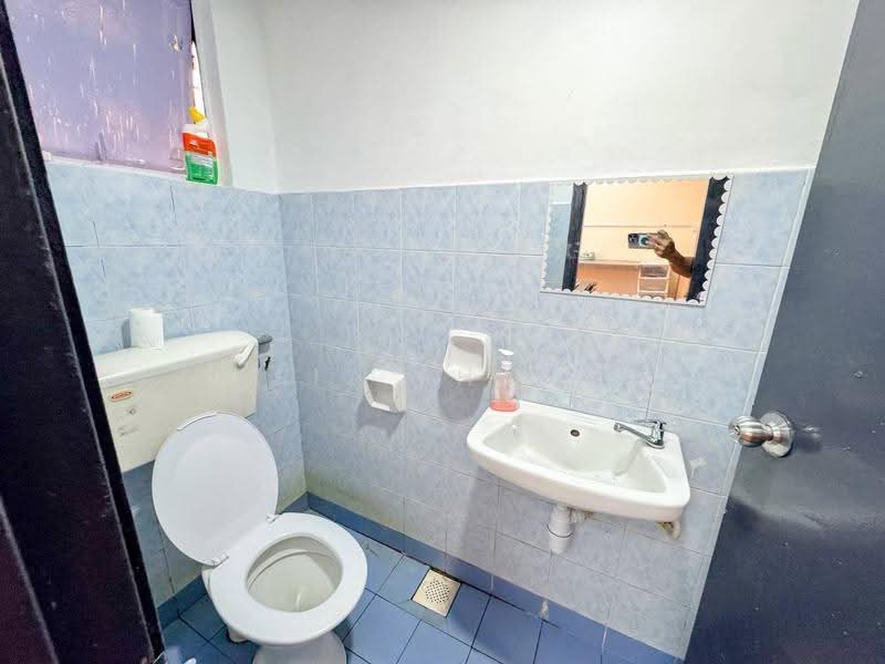 Shop / Office untuk Disewa di Damansara Damai (Selangor) - Hafiz Shariff - Bathroom - PropertyGuru.com.my