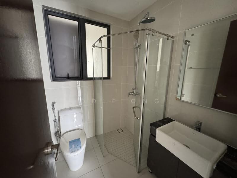 Kondominium untuk Dijual di Lovell @ Country Garden Danga Bay - Eddie Ong - Bathroom - PropertyGuru.com.my