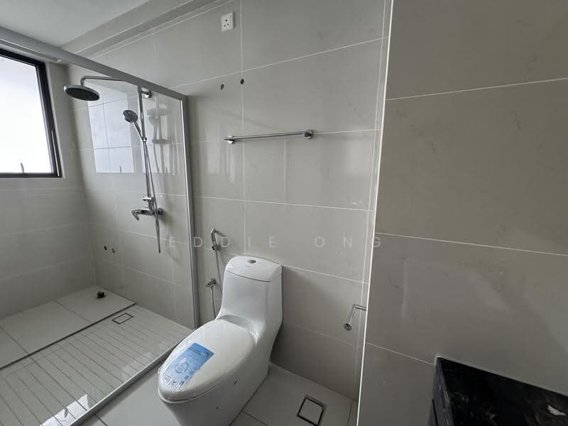 Kondominium untuk Dijual di Lovell @ Country Garden Danga Bay - Eddie Ong - Bathroom - PropertyGuru.com.my