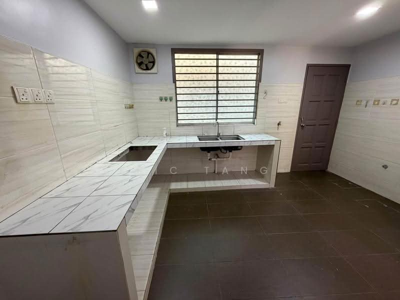 Rumah Teres 2-Tingkat untuk Disewa di Taman Johor Jaya (Johor Bahru) - Eric Tang - Kitchen - PropertyGuru.com.my