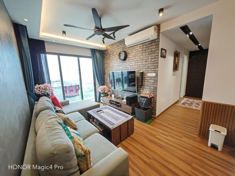 Kediaman Servis untuk Dijual di United Point (Residensi Berpadu) - Jessica Lim - Living Room - PropertyGuru.com.my