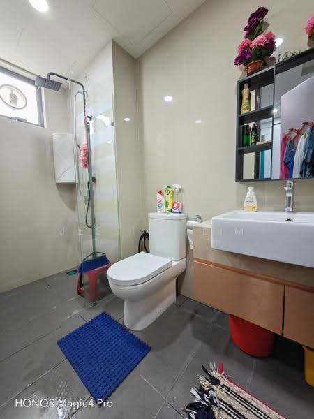Kediaman Servis untuk Dijual di United Point (Residensi Berpadu) - Jessica Lim - Bathroom - PropertyGuru.com.my
