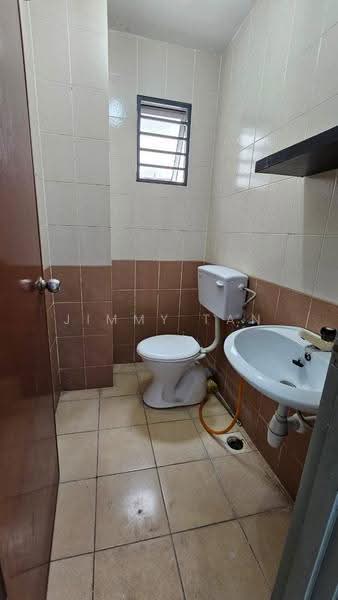 Pangsapuri untuk Dijual di Suria Court - Jimmy Tan - Bathroom - PropertyGuru.com.my