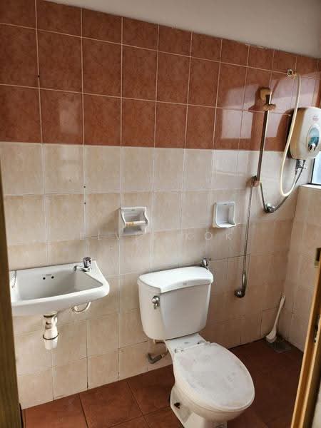 Pangsapuri untuk Dijual di Vista Indah Putra - Elvis Kok - Bathroom - PropertyGuru.com.my