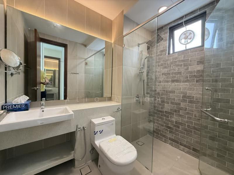 Condominium for Sale at Queens Residences Q2 @ Queens Waterfront - Alicia Poh - Bathroom - PropertyGuru.com.my