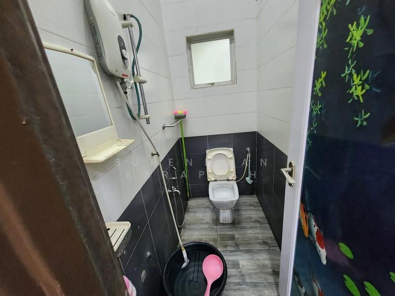 Semi-Detached House for Sale in Taman Sejahtera (Klang) - Surendran Karapiah - Bathroom - PropertyGuru.com.my