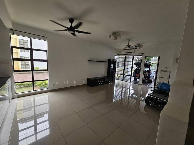 Rumah Bandar untuk Disewa di 16 Sierra (Puchong) - Joey Wong - Living Room - PropertyGuru.com.my