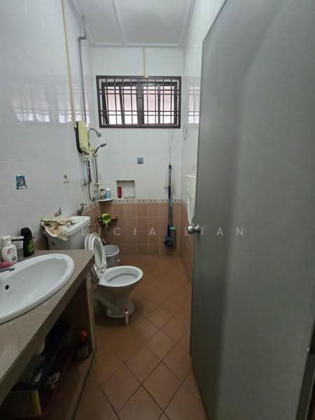 1-storey Terraced House for Sale in Taman Molek (Johor Bahru) - Alicia Lian - Bathroom - PropertyGuru.com.my