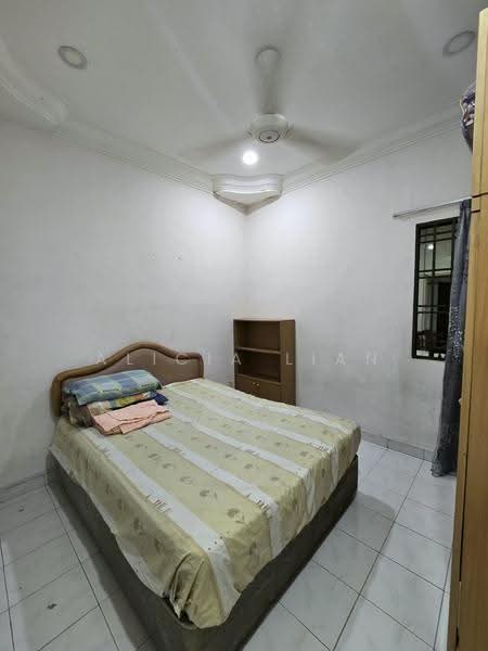 1-storey Terraced House for Sale in Taman Molek (Johor Bahru) - Alicia Lian - Bedroom - PropertyGuru.com.my