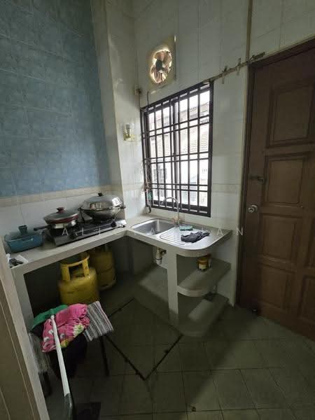 1-storey Terraced House for Sale in Taman Molek (Johor Bahru) - Alicia Lian - Kitchen - PropertyGuru.com.my