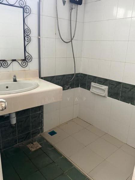 Kondominium untuk Dijual di Amadesa Resort Condominium - SL Yap - Bathroom - PropertyGuru.com.my
