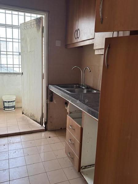 Kondominium untuk Dijual di Amadesa Resort Condominium - SL Yap - Kitchen - PropertyGuru.com.my