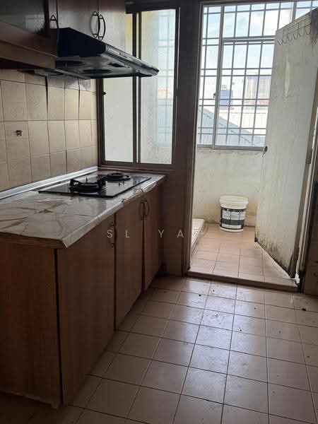 Kondominium untuk Dijual di Amadesa Resort Condominium - SL Yap - Kitchen - PropertyGuru.com.my
