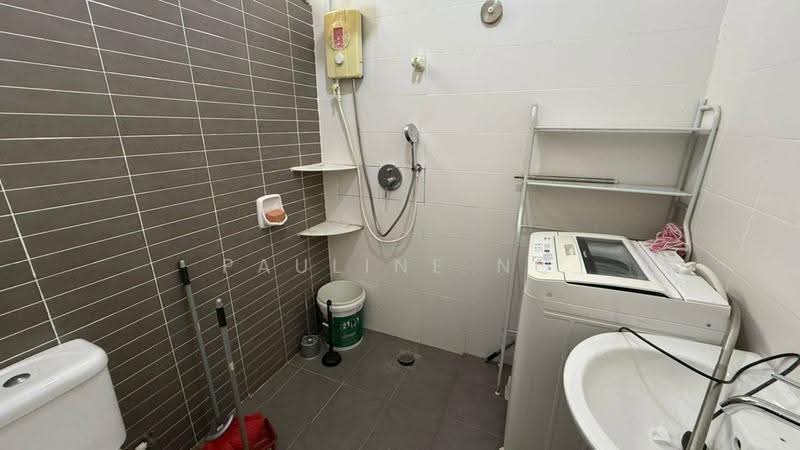 Kediaman Servis untuk Dijual di Palazio - Pauline Ng - Bathroom - PropertyGuru.com.my