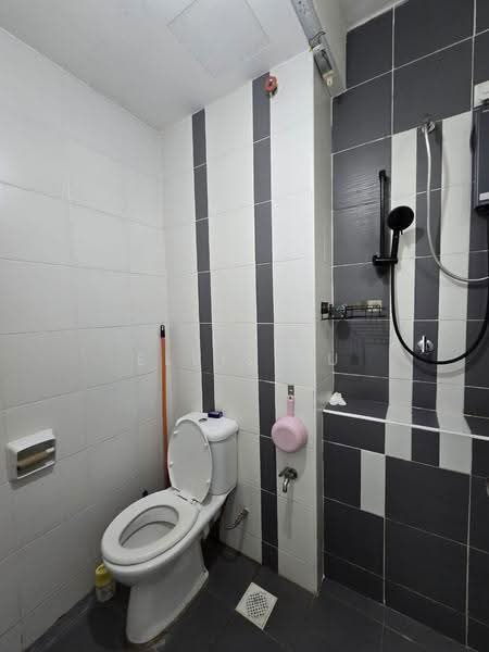 Service Residence for Sale at D'Ambience Residences (Pangsapuri Ikatan Flora) - Elvis Ku - Bathroom - PropertyGuru.com.my