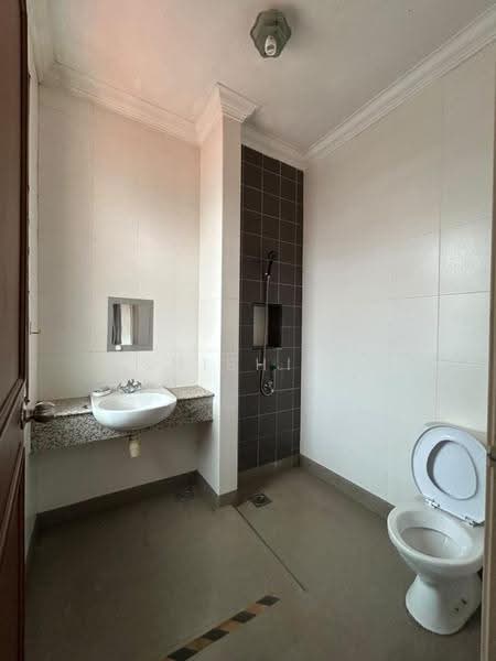 Rumah Kluster untuk Dijual di Taman Gaya (Ulu Tiram) - Shishi . - Bathroom - PropertyGuru.com.my