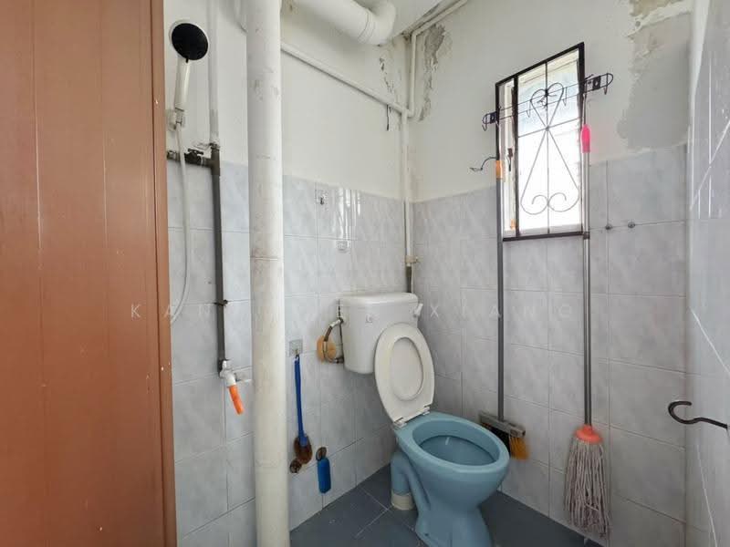 Rumah Flat untuk Dijual di Taman Cempaka - Kang Wen Xiang - Bathroom - PropertyGuru.com.my