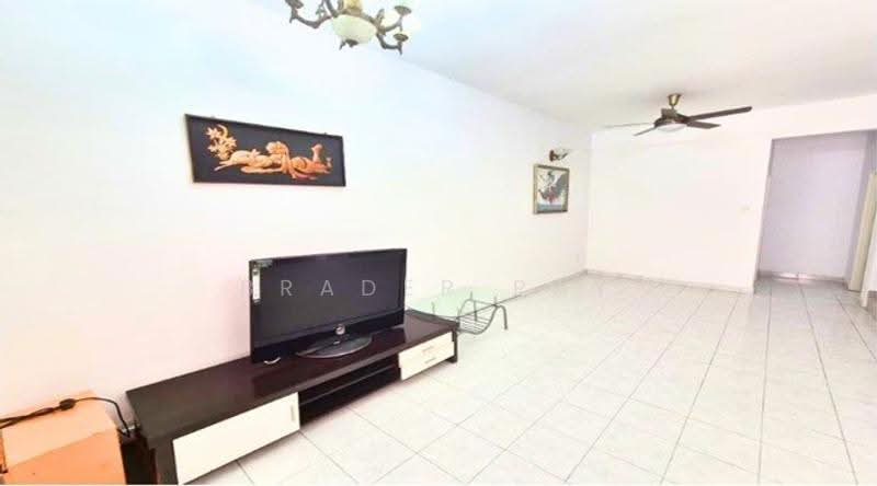 Rumah Teres 2-Tingkat untuk Dijual di Taman Bukit Subang (Shah Alam) - Brader Ray - Living Room - PropertyGuru.com.my