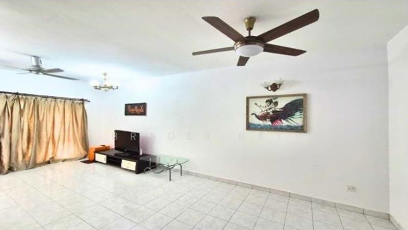 Rumah Teres 2-Tingkat untuk Dijual di Taman Bukit Subang (Shah Alam) - Brader Ray - Living Room - PropertyGuru.com.my