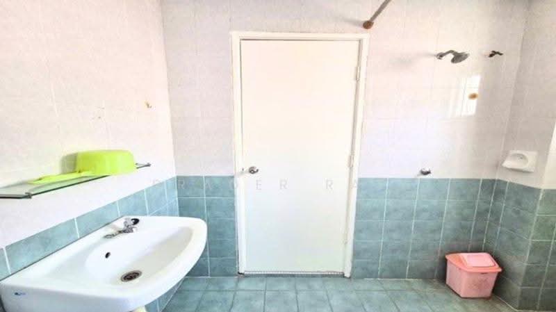 Rumah Teres 2-Tingkat untuk Dijual di Taman Bukit Subang (Shah Alam) - Brader Ray - Bathroom - PropertyGuru.com.my