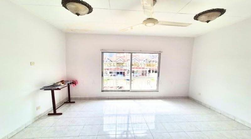 Rumah Teres 2-Tingkat untuk Dijual di Taman Bukit Subang (Shah Alam) - Brader Ray - Living Room - PropertyGuru.com.my