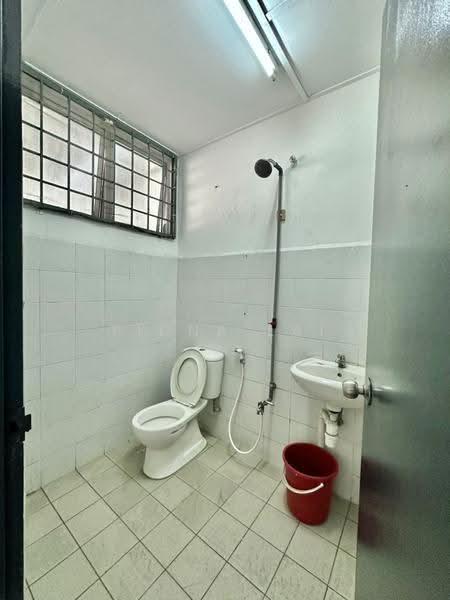 Warehouse for Rent in Sepanggar Kkip (Kota Kinabalu) - Fiona Lai - Bathroom - PropertyGuru.com.my