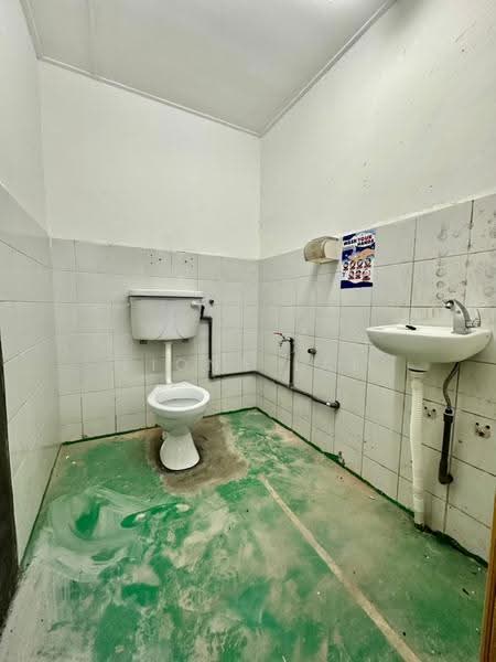 Warehouse for Rent in Sepanggar Kkip (Kota Kinabalu) - Fiona Lai - Bathroom - PropertyGuru.com.my