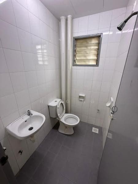 Pangsapuri untuk Disewa di Pangsapuri Akasia (Bandar Botanic) - Hong Ng - Bathroom - PropertyGuru.com.my
