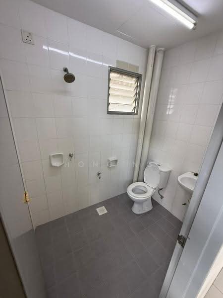 Pangsapuri untuk Disewa di Pangsapuri Akasia (Bandar Botanic) - Hong Ng - Bathroom - PropertyGuru.com.my