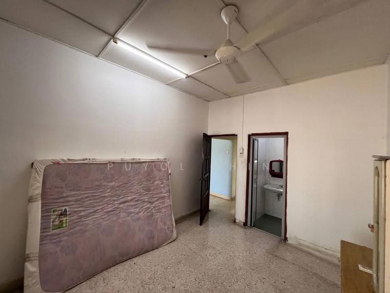 1-storey Terraced House for Rent in Permas Jaya (Johor Bahru) - Puyol Chin - Bedroom - PropertyGuru.com.my
