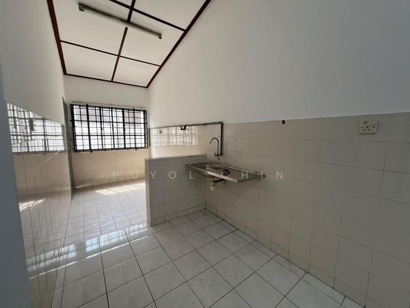 Rumah Teres 1.5-Tingkat untuk Disewa di Taman Pelangi Indah (Ulu Tiram) - Puyol Chin - Kitchen - PropertyGuru.com.my