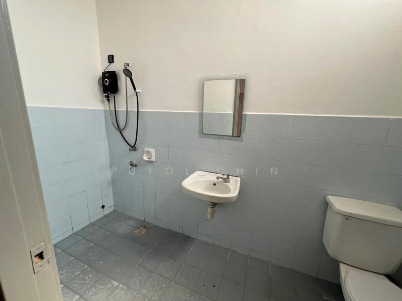 Rumah Teres 1.5-Tingkat untuk Disewa di Taman Pelangi Indah (Ulu Tiram) - Puyol Chin - Bathroom - PropertyGuru.com.my
