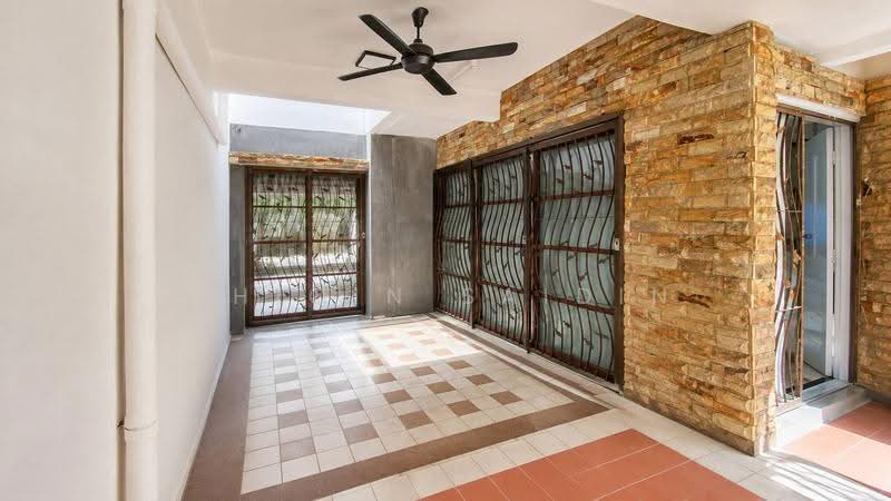 Rumah Teres 2-Tingkat untuk Dijual di Putra Permai (Subang Jaya) - Shiqin Saidin - Entrance - PropertyGuru.com.my