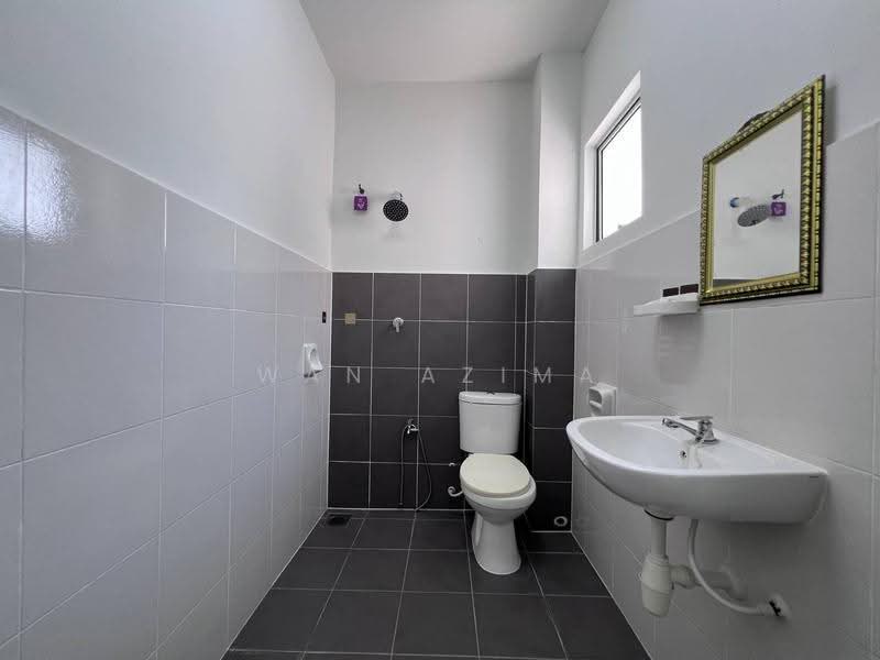 Semi-Detached House for Sale in Shah Alam (Selangor) - Wan Azima - Bathroom - PropertyGuru.com.my