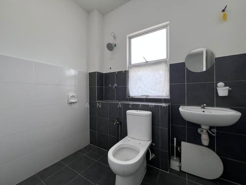 Semi-Detached House for Sale in Shah Alam (Selangor) - Wan Azima - Bathroom - PropertyGuru.com.my