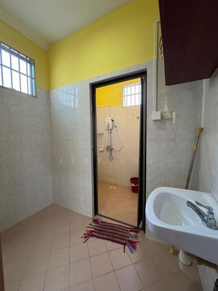 2.5-storey Terraced House for Rent in Perling (Johor) - Jeny Loo - Bathroom - PropertyGuru.com.my