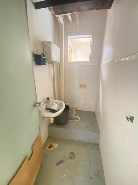 Pangsapuri untuk Dijual di Apartment Kekwa - Chloe Kok - Bathroom - PropertyGuru.com.my