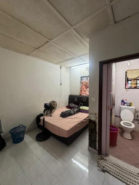 Rumah Teres 2-Tingkat untuk Dijual di Taman Tampoi Indah (Tampoi) - Jameson Choo - Bedroom - PropertyGuru.com.my